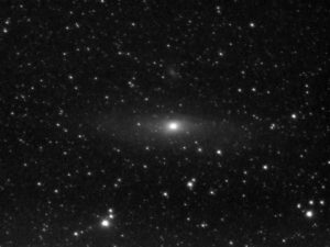La galaxie d’Andromède M31, tache de lumière ovale, photographiée par un astronome amateur