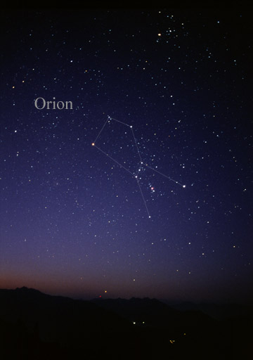La constellation d'Orion dans le ciel nocturne avec Bételgeuse, Rigel, les trois étoiles de la ceinture et la nébuleuse d'Orion
