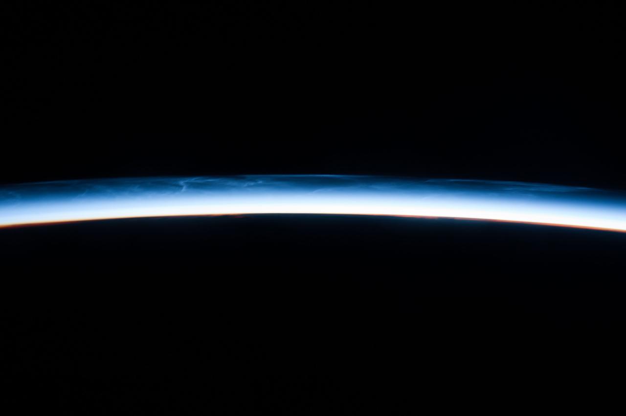 Leuchtende Nachtwolken, fotografiert von der ISS