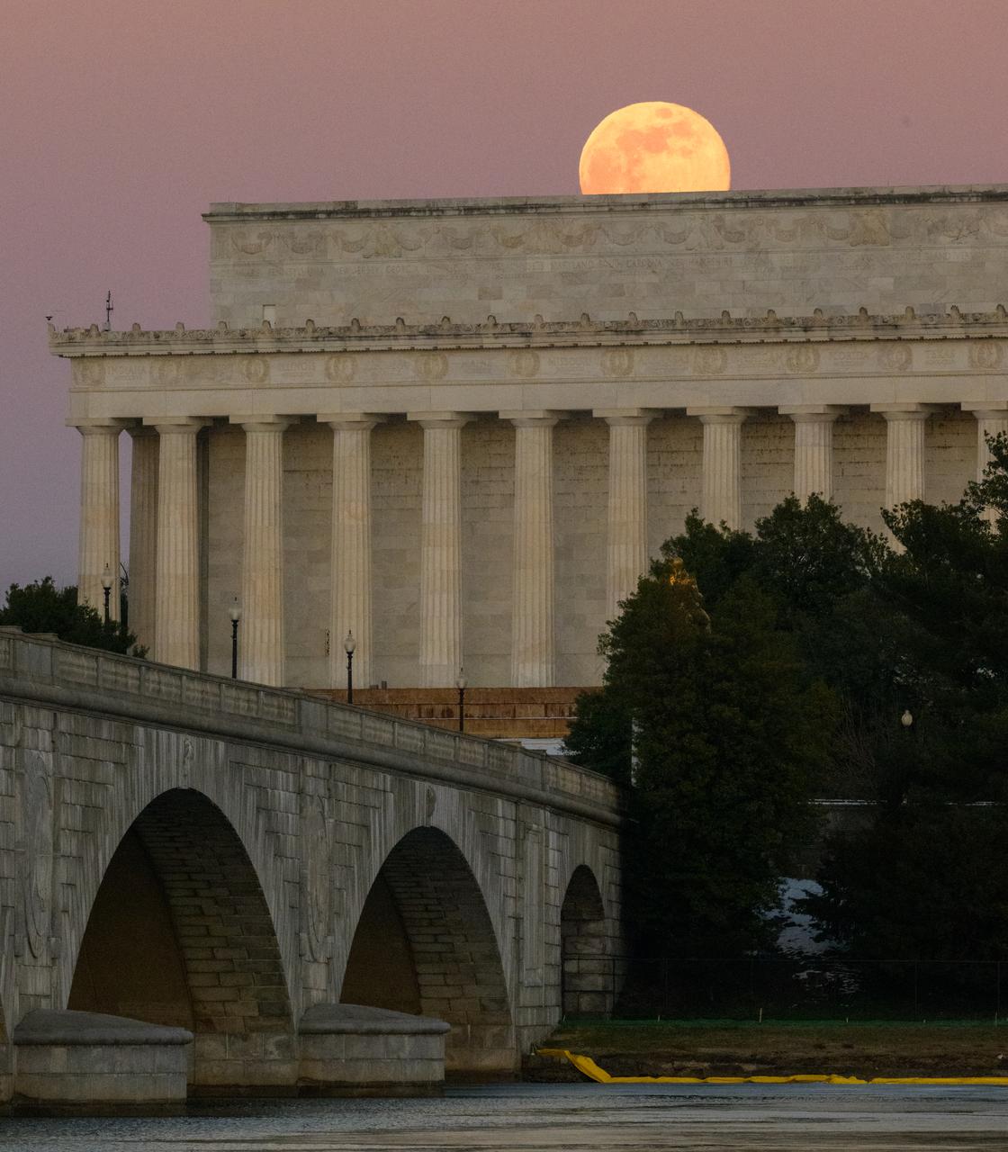 Vollmond beim Aufgang am Horizont