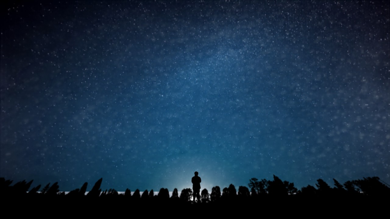 Beobachter unter dem Sternenhimmel wartet auf einen Starlink-Überflug