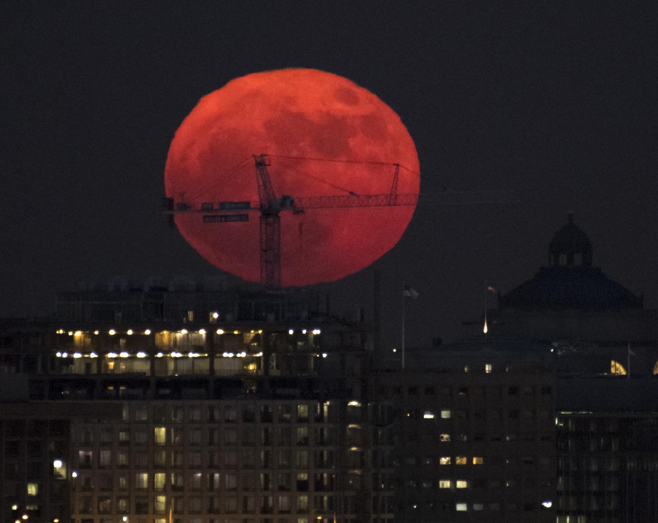 Supermond über der Landschaft