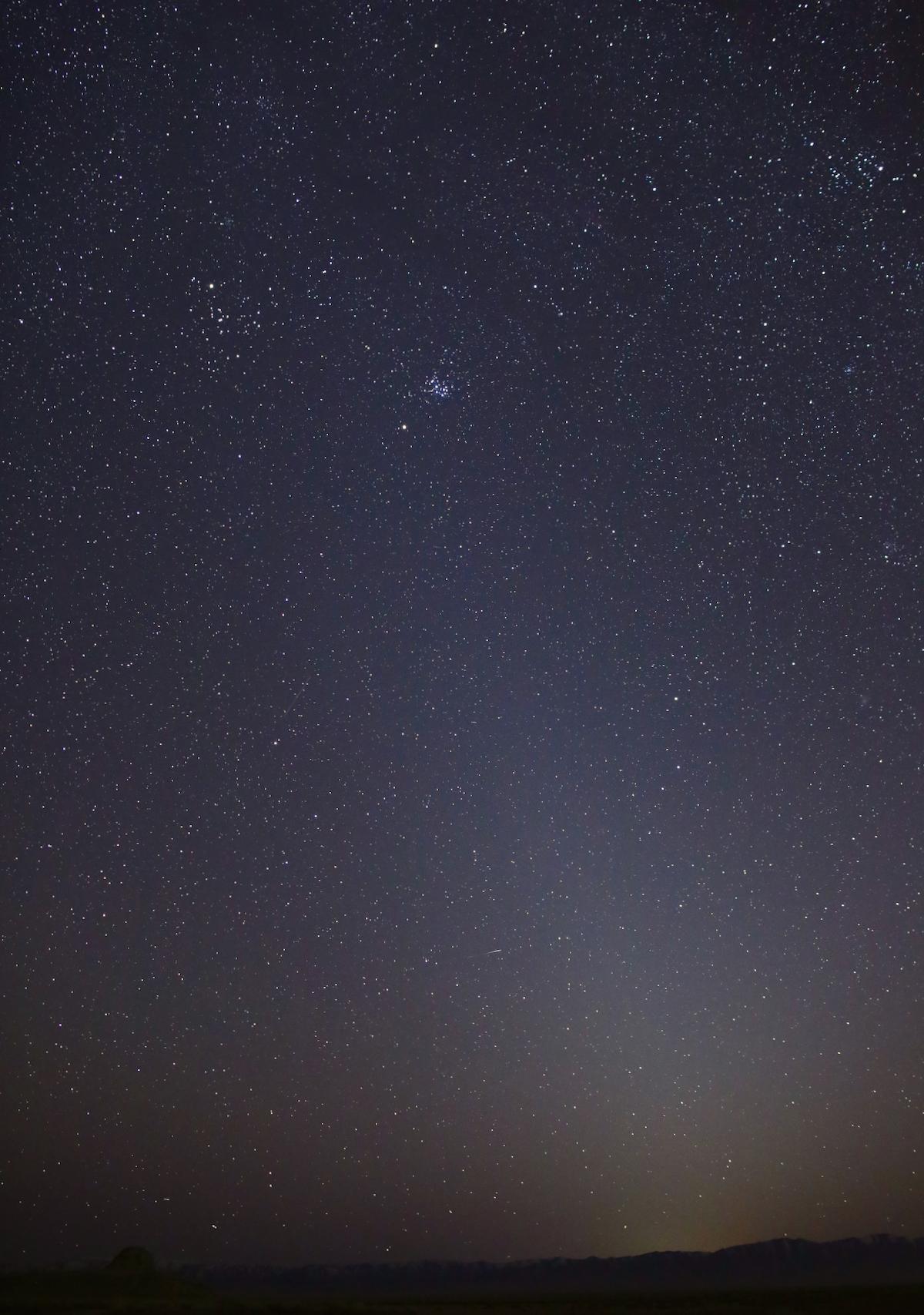 Zodiakallicht entlang der Ekliptik am Nachthimmel