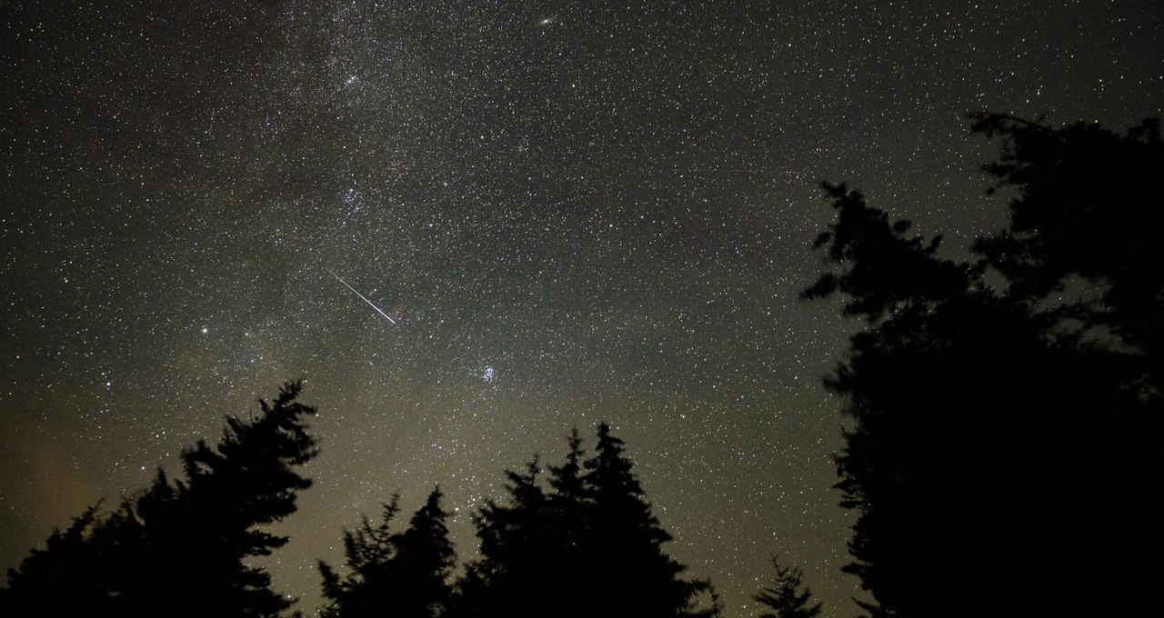 Meteora delle Perseidi nel cielo notturno