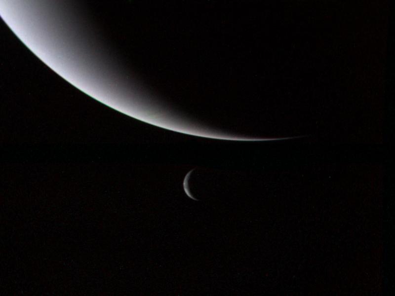 Księżyc Neptuna Tryton jako wąski sierp, sfotografowany przez sondę kosmiczną Voyager 2 krótko po przelocie w 1989