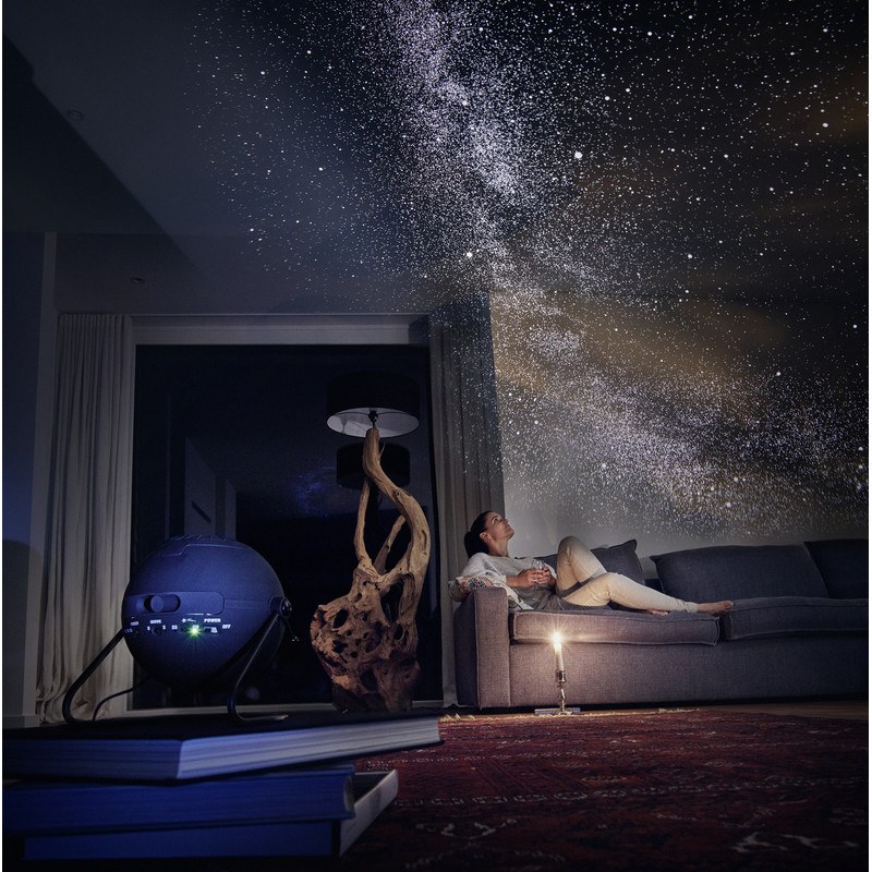 Heimplanetarium projiziert die Milchstraße an Decke und Wand eines Wohnzimmers