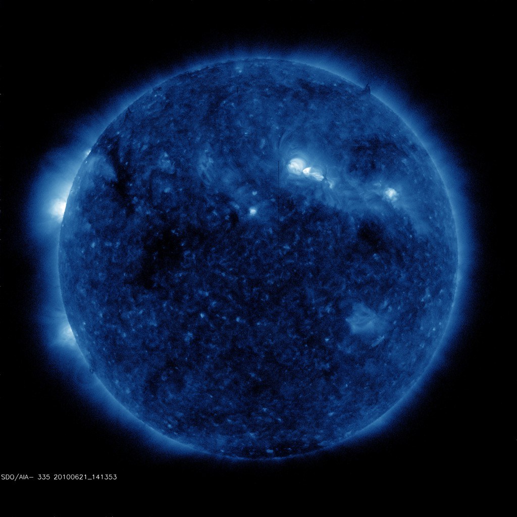 Die volle Sonnenscheibe im extremen Ultraviolett, aufgenommen vom Solar Dynamics Observatory