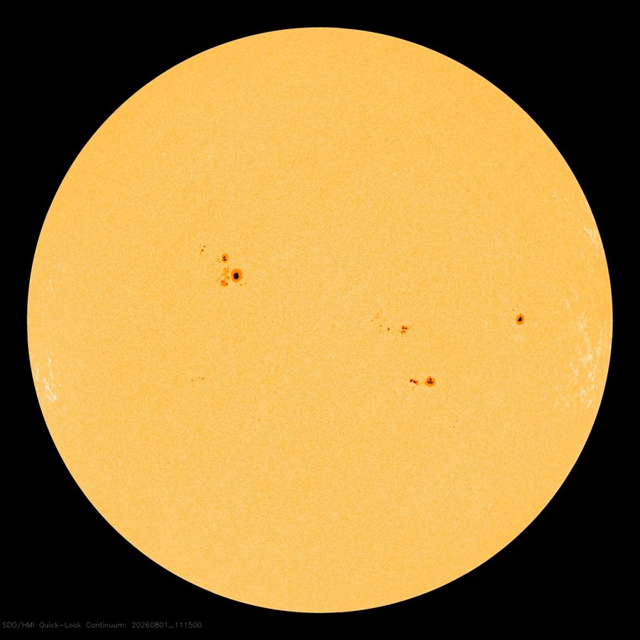 Sonnenscheibe mit mehreren dunklen Sonnenfleckengruppen, aufgenommen vom Solar Dynamics Observatory