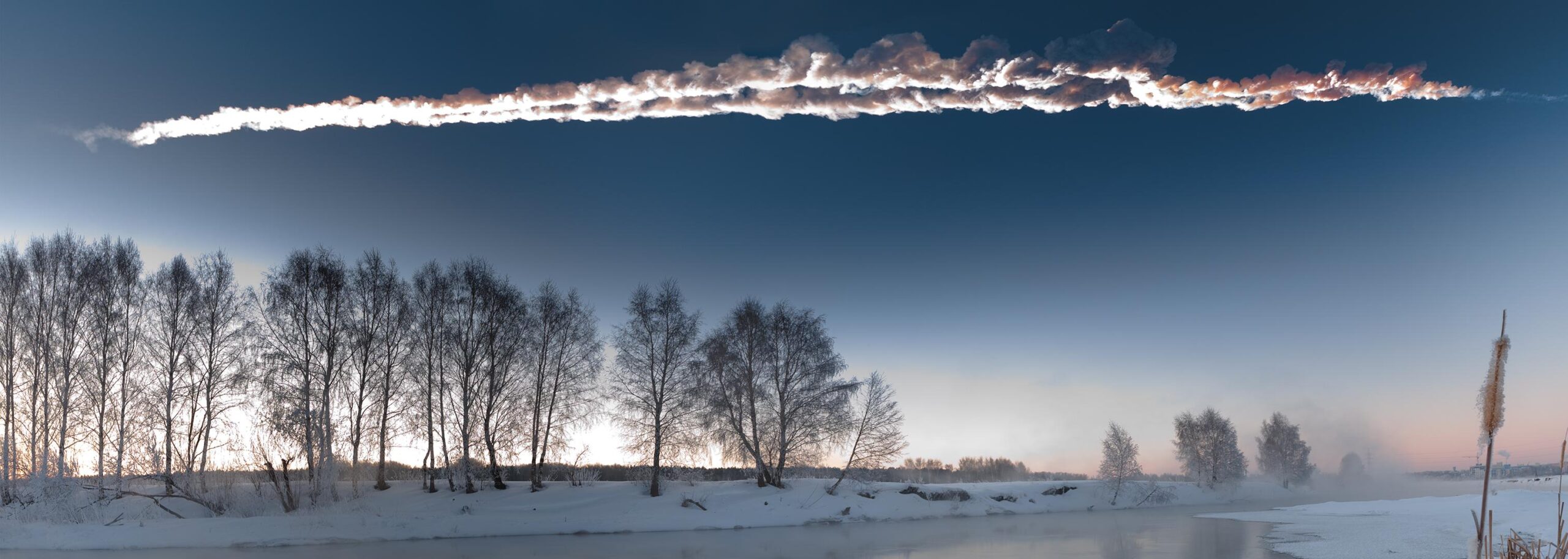 Traînée lumineuse du météore de Tcheliabinsk dans le ciel du matin au-dessus de la Russie