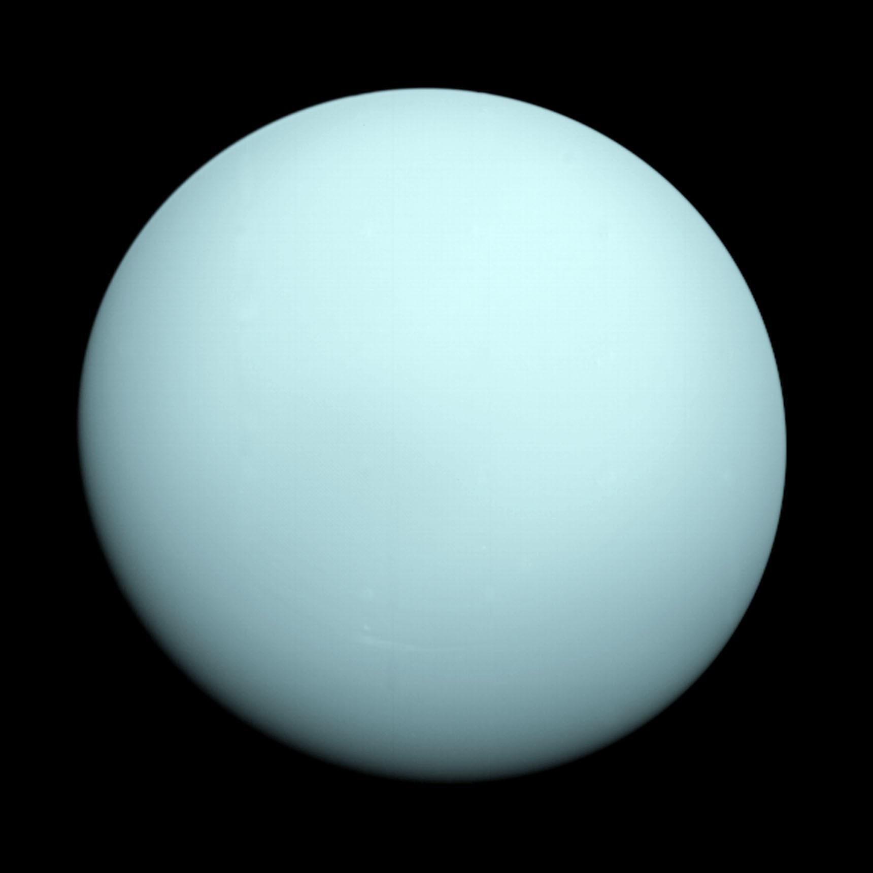 Urano como un disco azul verdoso casi sin estructura, captado por la sonda espacial Voyager 2 en enero de 1986