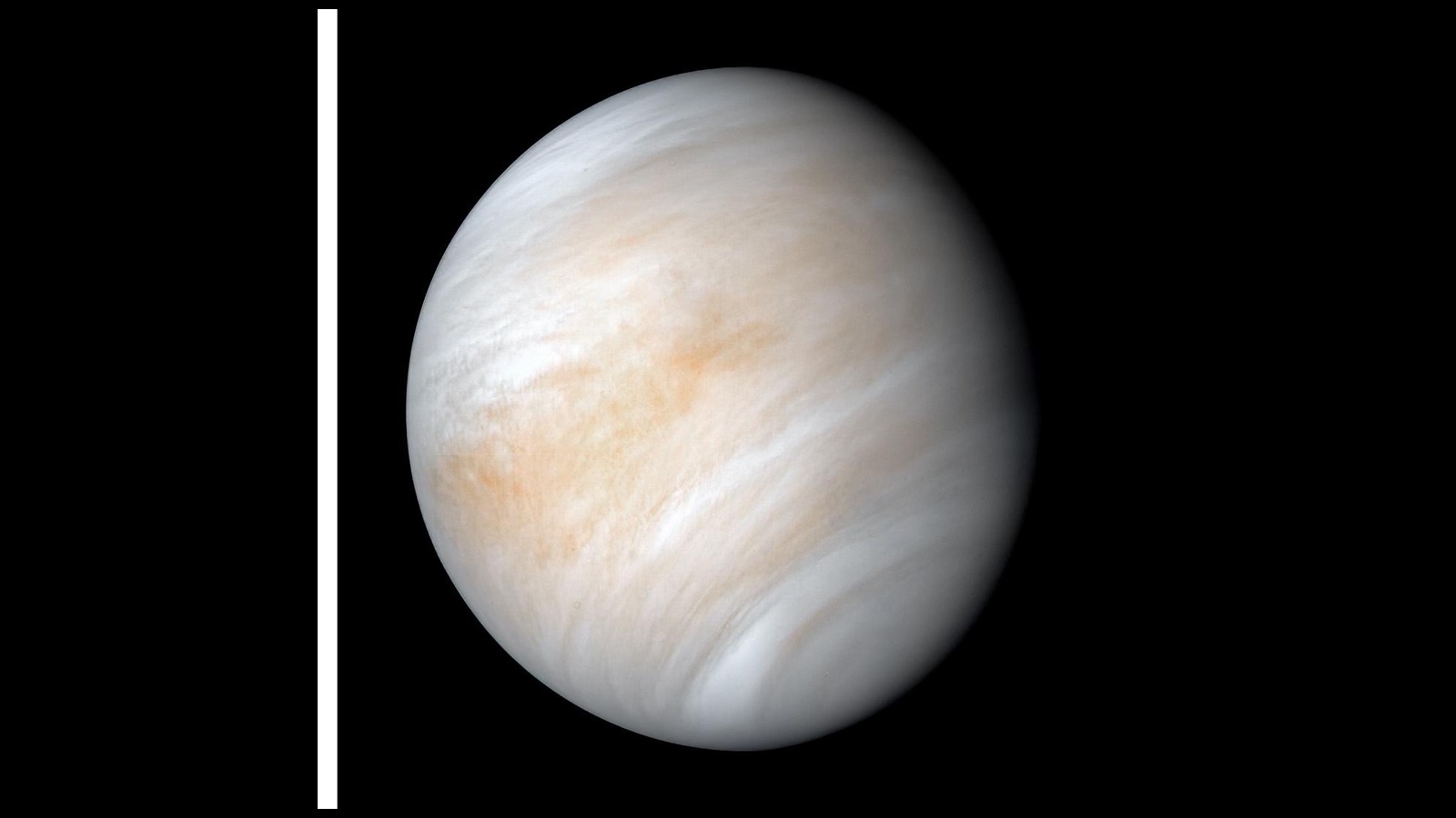 Der Planet Venus als fast vollstaendig beleuchtete Scheibe mit gelblich-weisser, strukturloser Wolkendecke, aufgenommen von der Raumsonde Mariner 10