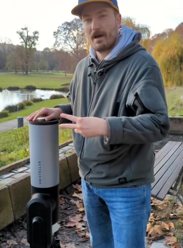Alexander Merz von sterngucker.de erklärt das Unistellar eVscope 2 im Freien