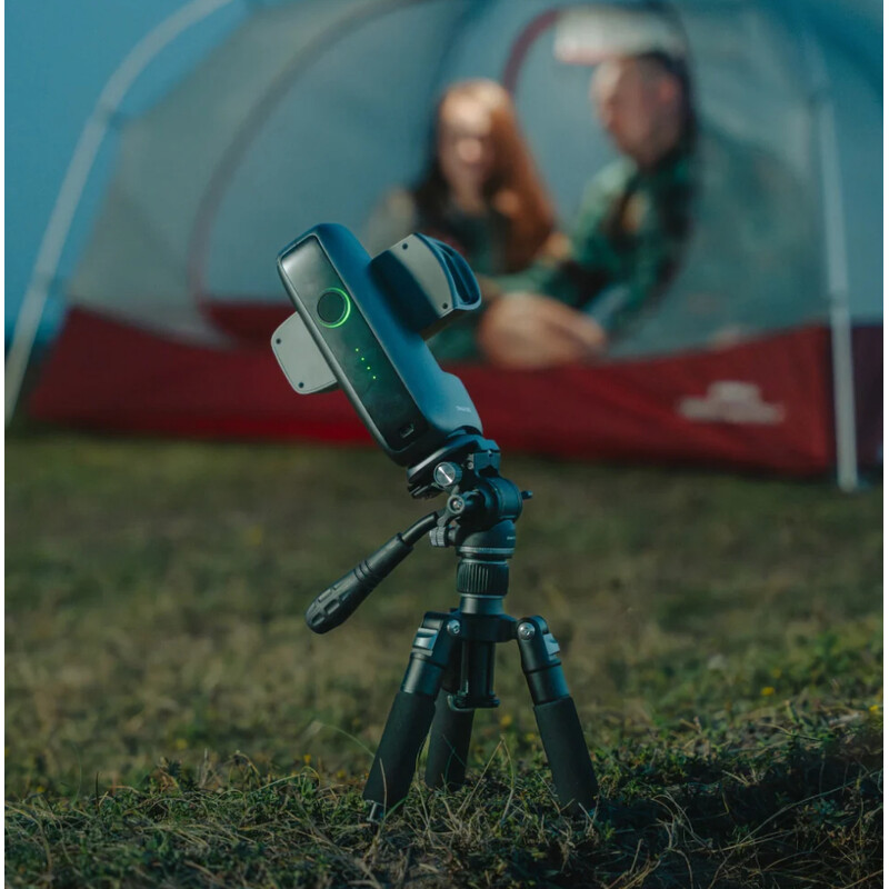 DWARF mini Smart-Teleskop auf einem kleinen Reisestativ vor einem Zelt