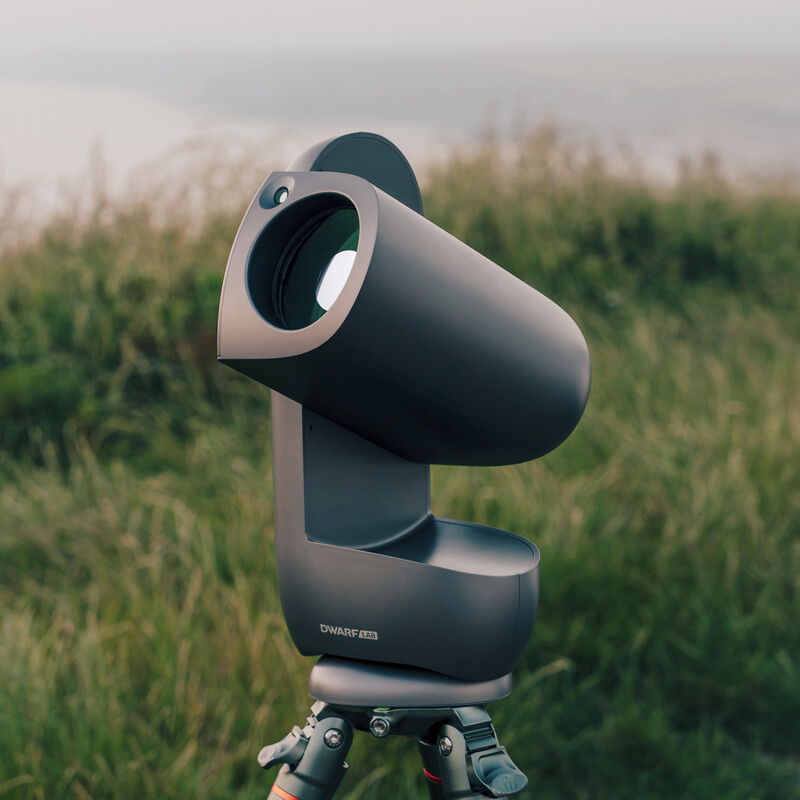 DWARFLAB Draco Smart-Teleskop auf dem Stativ im Feld – Herstellerbild