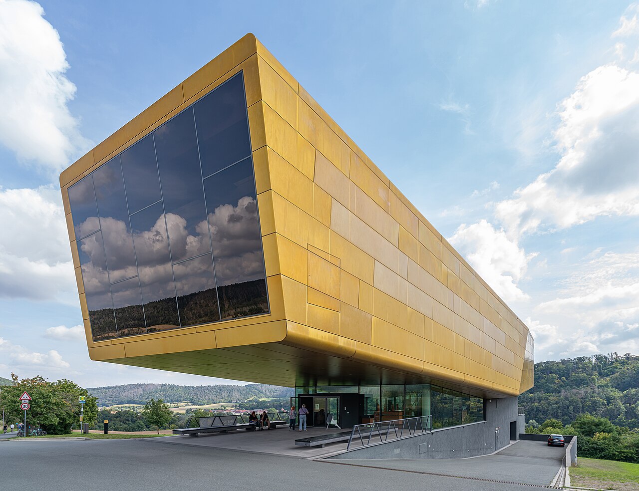 Das Besucherzentrum Arche Nebra, dessen Bauform an eine Sonnenbarke erinnern soll