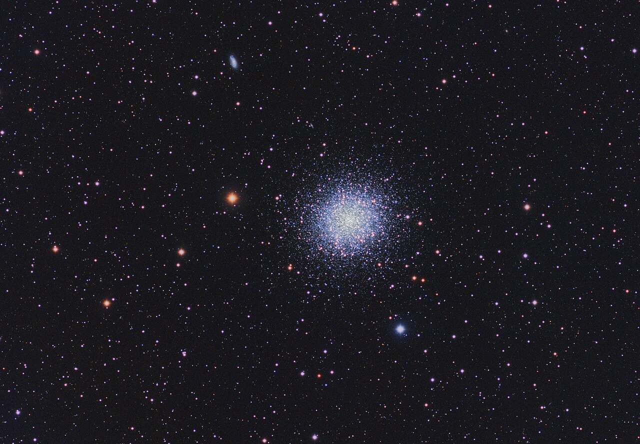 Der Kugelsternhaufen M 13 im Sternbild Herkules auf einer Langzeitbelichtung, oben links die kleine Galaxie NGC 6207