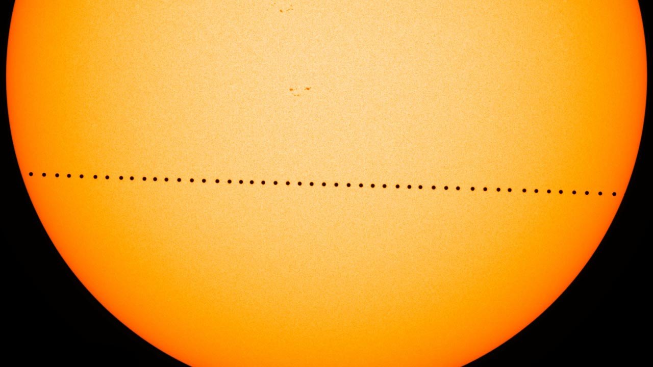 Mercurio cruza el disco solar como una fila de puntos negros – tránsito de Mercurio del 9 de mayo de 2016, registrado por el Solar Dynamics Observatory