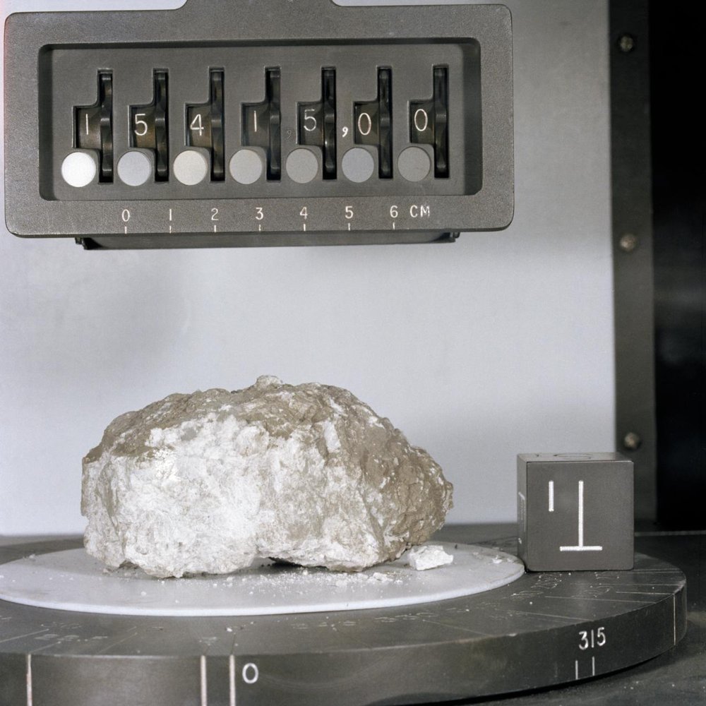 Heller Mondstein „Genesis Rock“, Apollo-15-Probe 15415, im Labor mit Maßstab