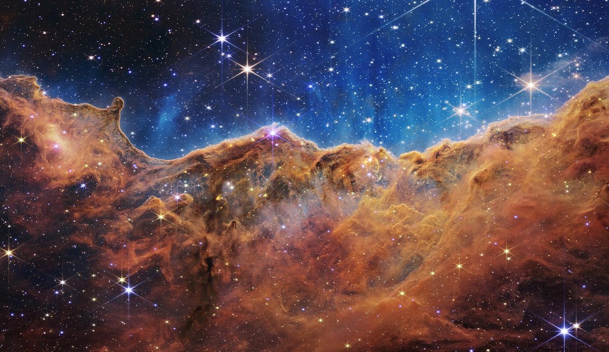 Nebel im Weltraum: die „kosmischen Klippen“ im Carinanebel, aufgenommen vom James-Webb-Teleskop