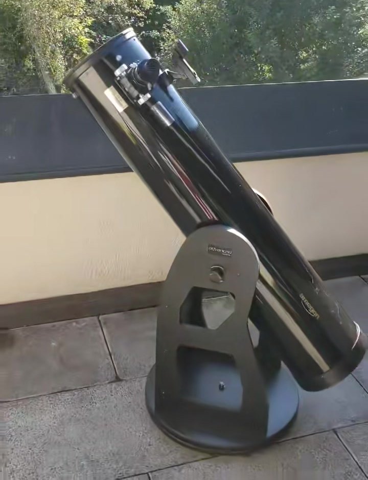 Unser 8-Zoll-Dobson-Teleskop auf der Terrasse