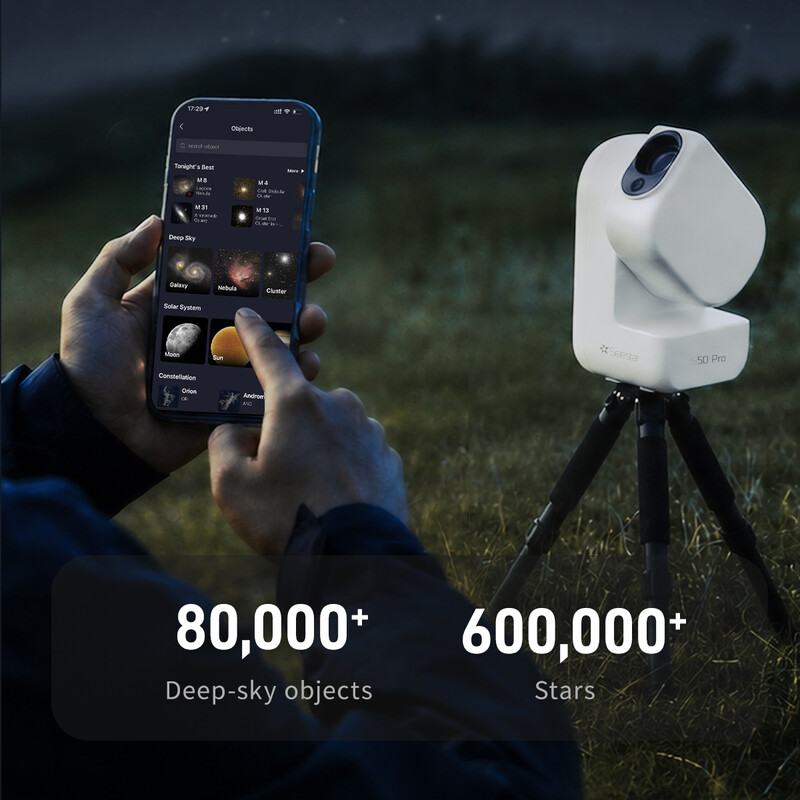 Seestar S50 Pro auf dem Stativ im Garten, daneben Objektauswahl in der Seestar-App