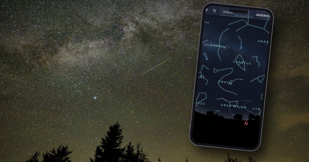 Smartphone mit Sternenhimmel-App vor echtem Nachthimmel: Die App zeigt Großen Wagen, Drachen und Kepheus mit Linien und Namen