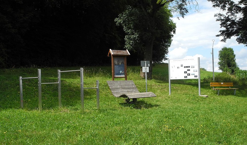 Himmelsschauplatz am Soisberg im Sternenpark Rhön mit Polarsternfinder und Fernglasauflagen