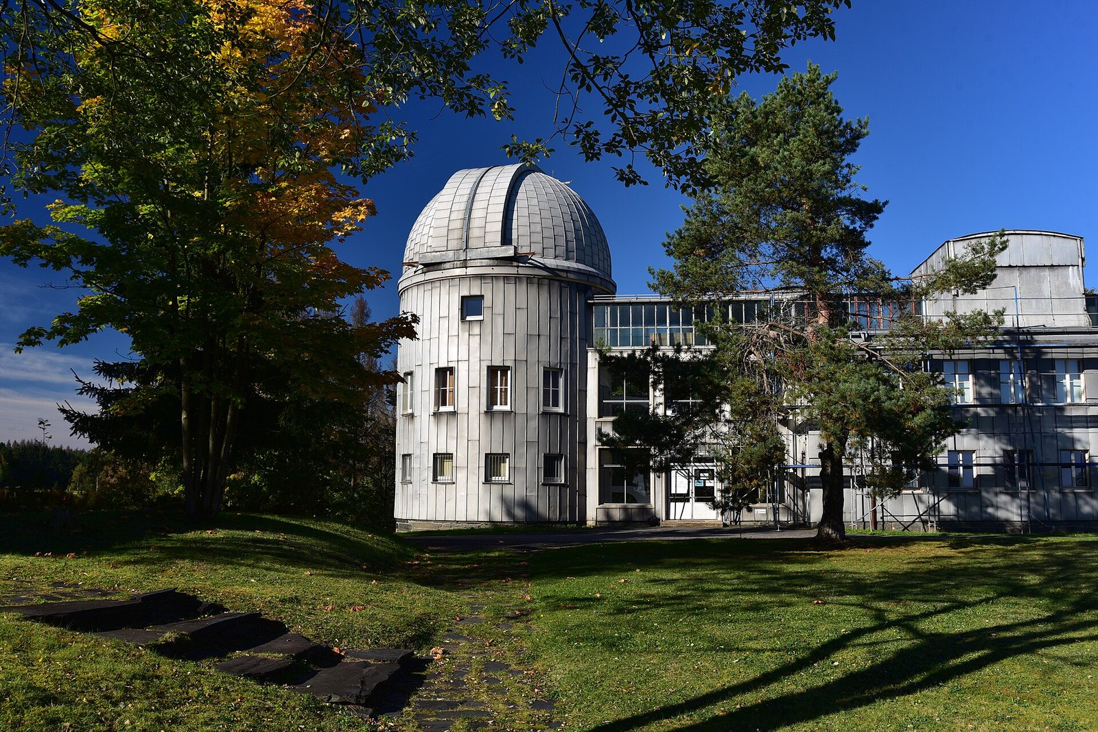 Hauptgebäude der Sternwarte Sonneberg, ein älterer Bau mit Kuppel